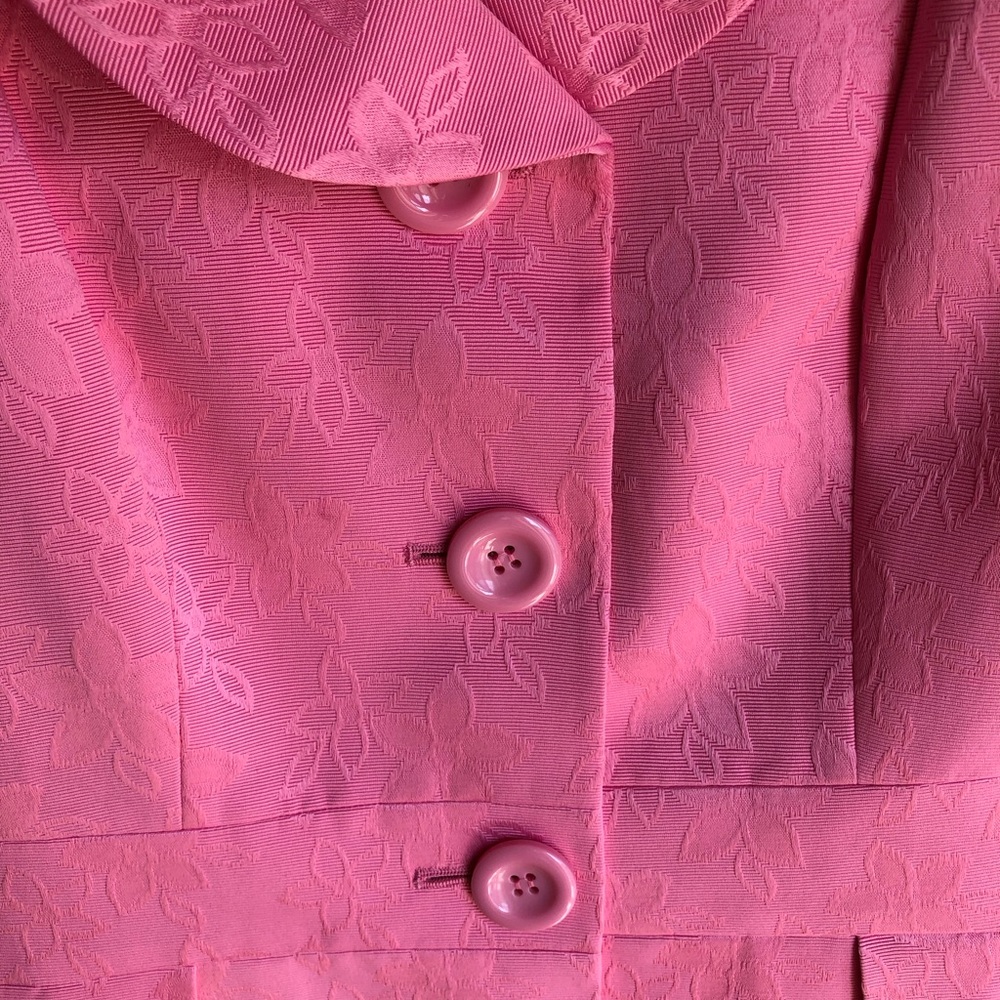 Beautiful 2-piece skirt suit, like new. Two (2) new photos added - Picture 2 of 8